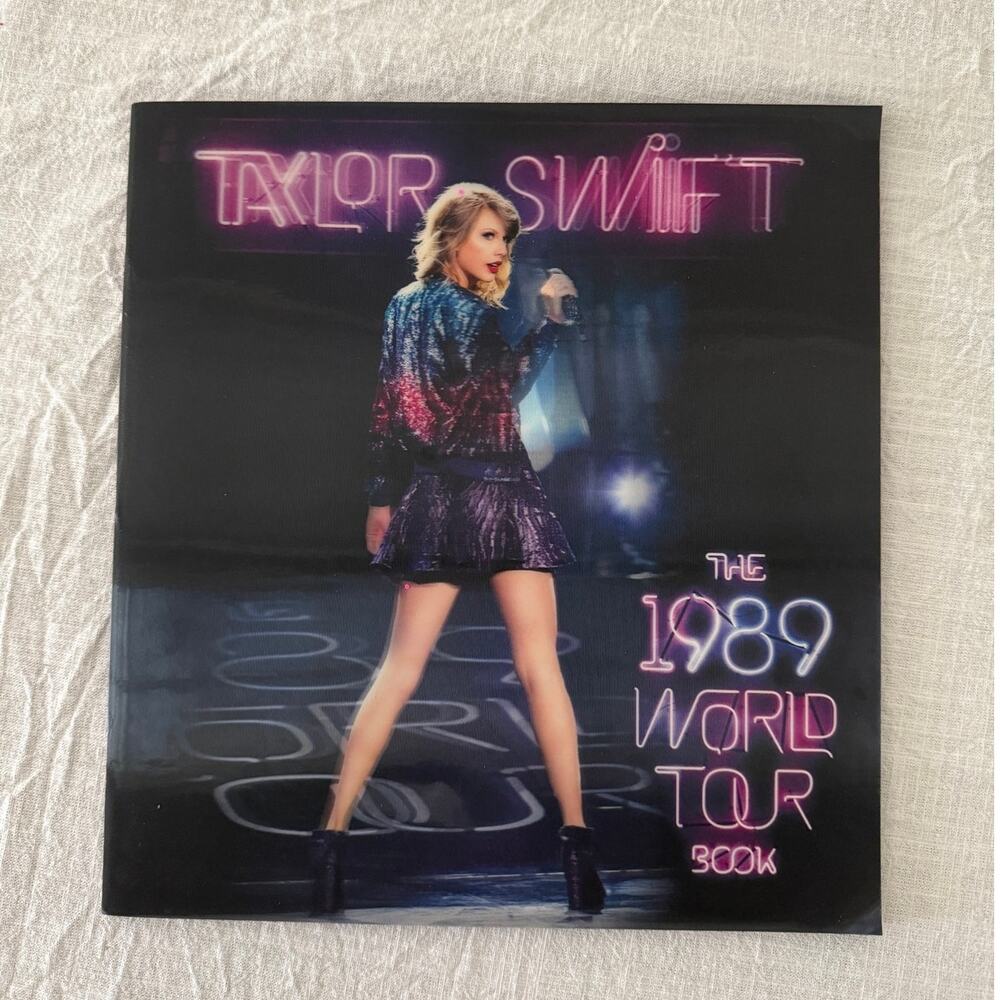 Taylor Swift 1989 World Tour 2014 Souvenir Photo Book Hologram Lenticular Cover